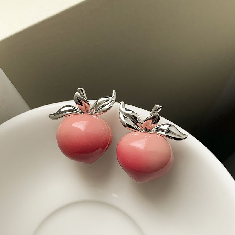 Yang Mi's Same Peach Earnail Female 2024 New Explosive Style Earrings with Light Luxury and High Sense, Unique Earrings for a Small Market