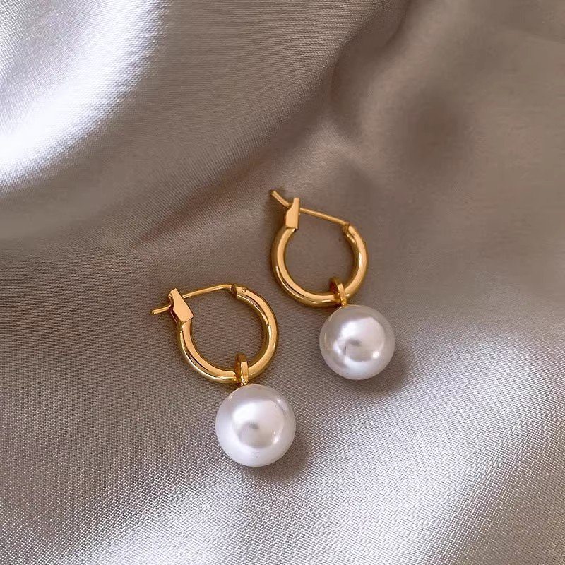 Yang Zi's Pearl Pendant Earrings, Female 2024 New Popular, Light Luxury, High Grade Earrings, Unique and niche Earrings