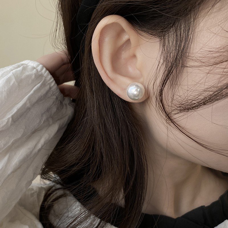 Yu Shuxin's same pearl earrings for women's summer 2024 new popular unique earrings, niche design earrings