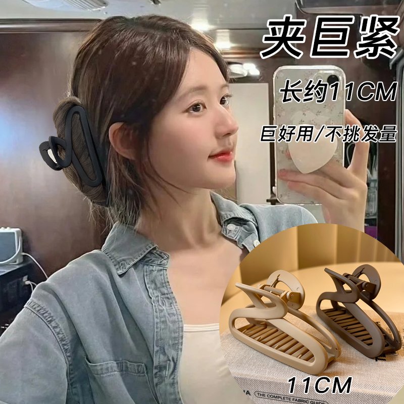 Zhao Lusi's 2024 new high-end shark clip headpiece and hair accessory with the same style as the female model, featuring a back of the head disc hair accessory