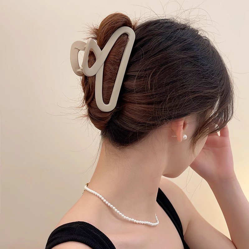 Zhao Lusi's 2024 new high-end shark clip headpiece and hair accessory with the same style as the female model, featuring a back of the head disc hair accessory