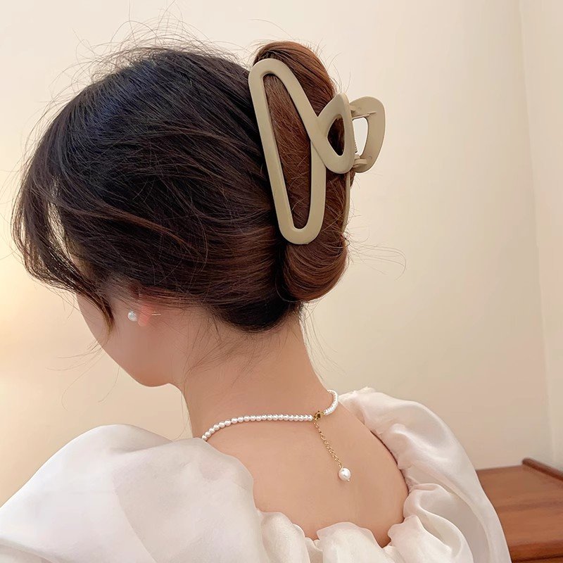 Zhao Lusi's 2024 new high-end shark clip headpiece and hair accessory with the same style as the female model, featuring a back of the head disc hair accessory