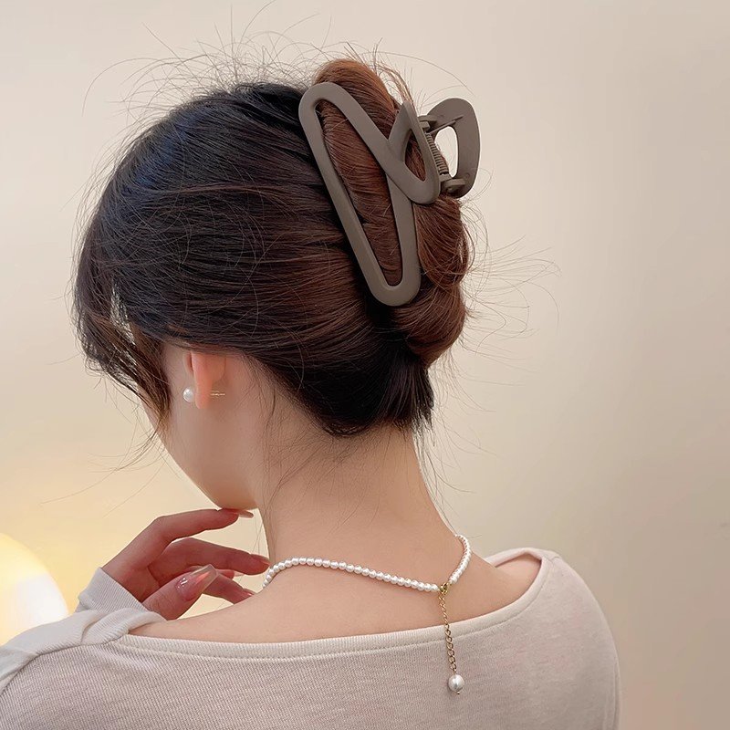 Zhao Lusi's 2024 new high-end shark clip headpiece and hair accessory with the same style as the female model, featuring a back of the head disc hair accessory