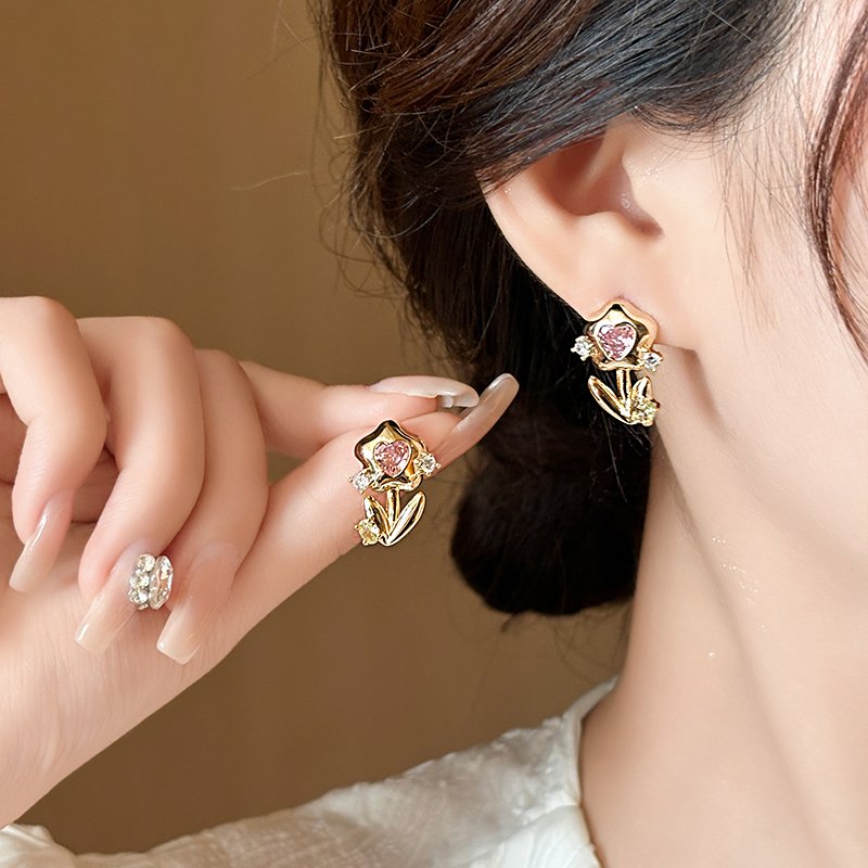 Zircon heart-shaped flower earrings for women in 2024, new and popular, high-end and exquisite earrings, elegant and atmospheric ear accessories