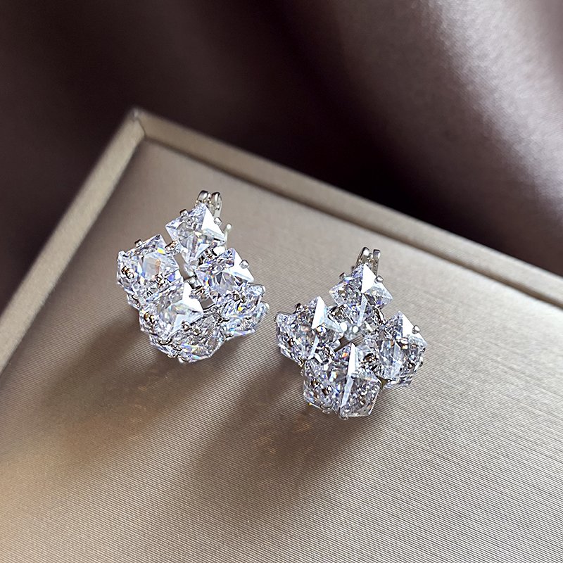 Zircon square earrings with feminine temperament, light luxury, high-end feeling, earrings, 2024 new popular, niche and unique ear accessories