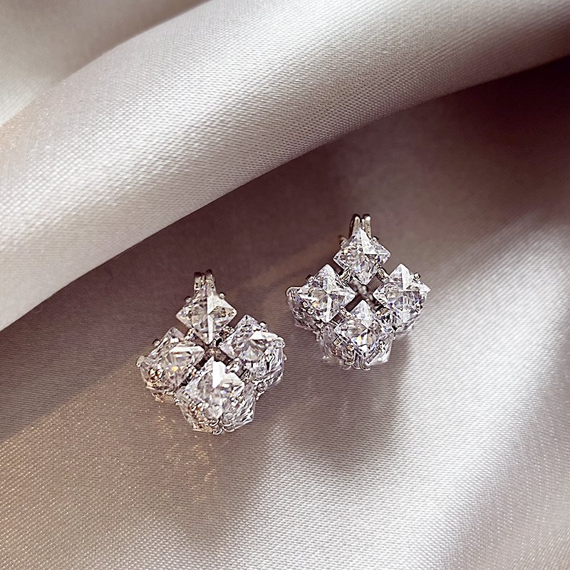 Zircon square earrings with feminine temperament, light luxury, high-end feeling, earrings, 2024 new popular, niche and unique ear accessories