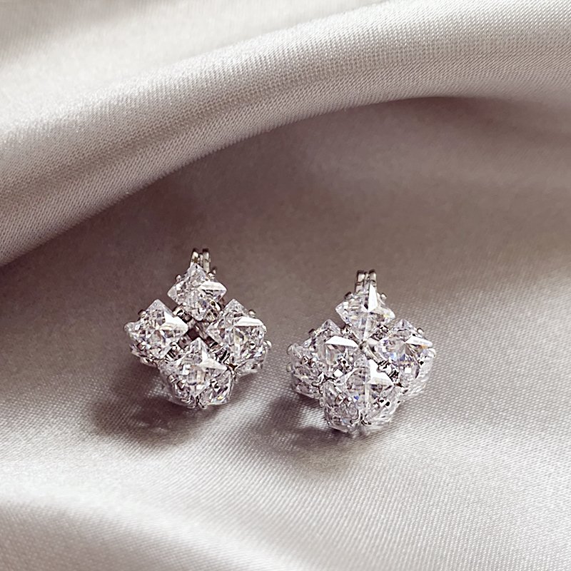 Zircon square earrings with feminine temperament, light luxury, high-end feeling, earrings, 2024 new popular, niche and unique ear accessories