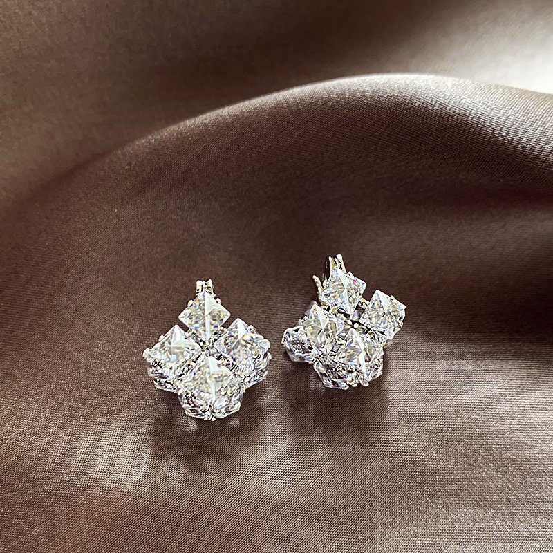 Zircon square earrings with feminine temperament, light luxury, high-end feeling, earrings, 2024 new popular, niche and unique ear accessories