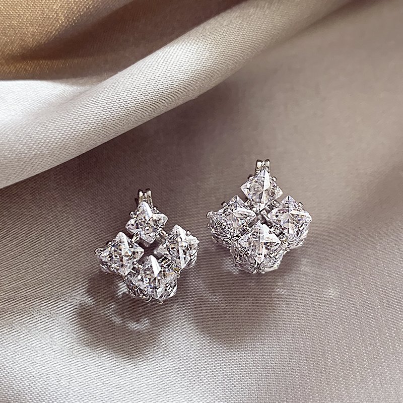 Zircon square earrings with feminine temperament, light luxury, high-end feeling, earrings, 2024 new popular, niche and unique ear accessories