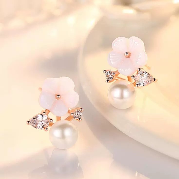 Japanese and Korean version flower earrings with feminine temperament, simple and versatile earrings, 925 silver small and fresh, popular pearl earrings