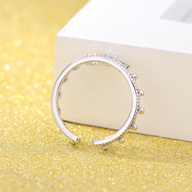 S925 sterling silver crown ring for women, versatile and colorfast. The ring has a simple opening and can be adjusted as a matching ring accessory