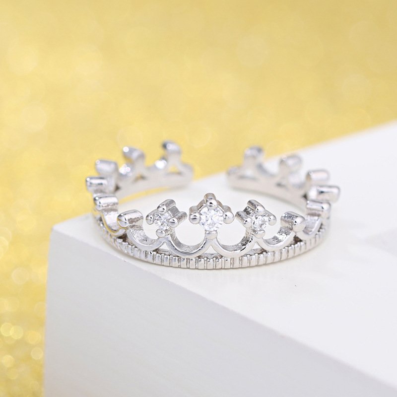 S925 sterling silver crown ring for women, versatile and colorfast. The ring has a simple opening and can be adjusted as a matching ring accessory