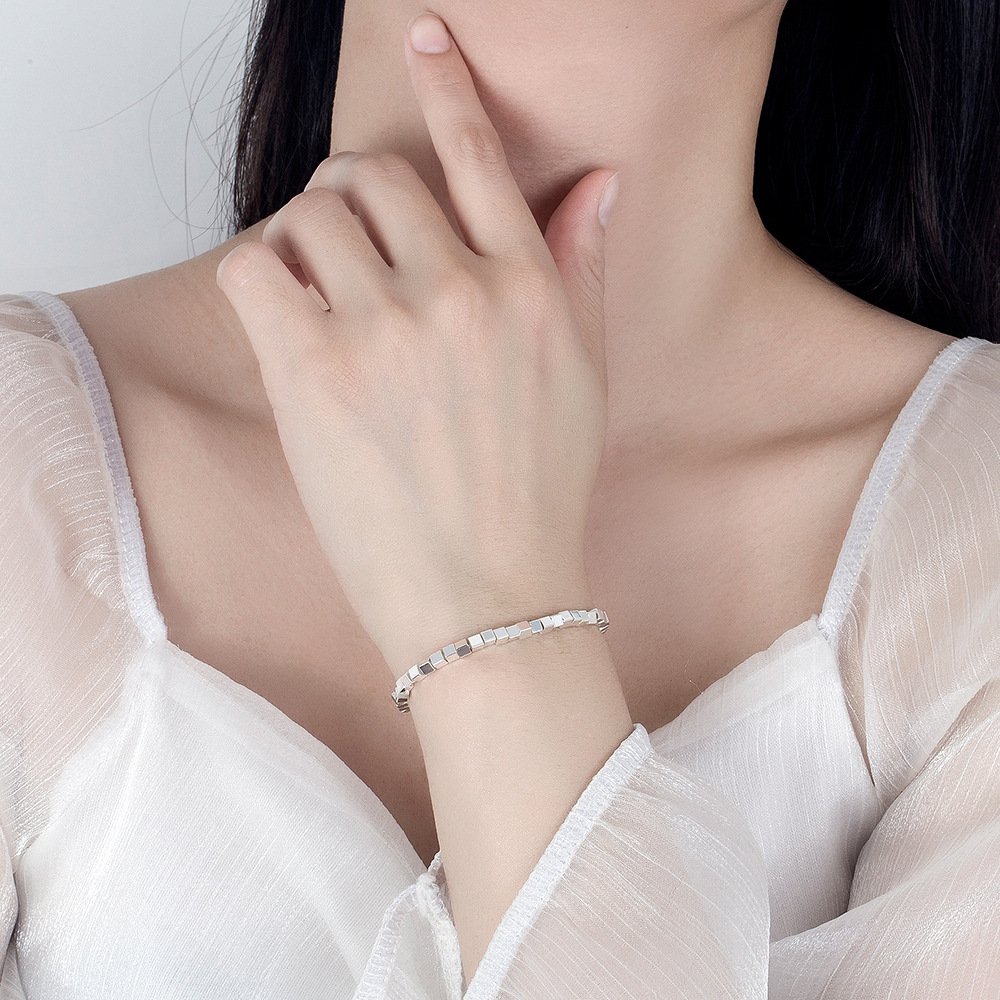 S925 sterling silver square bracelet for women's temperament, versatile bracelet that does not fade, personalized hand rope, new anti allergic accessory