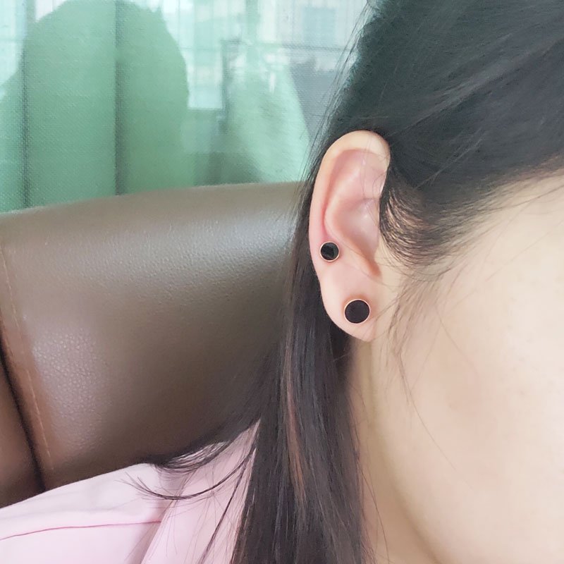 Black titanium steel drip oil small earrings with feminine temperament, Korean simple and exquisite cool style ear accessories, Hong Kong style internet famous earrings