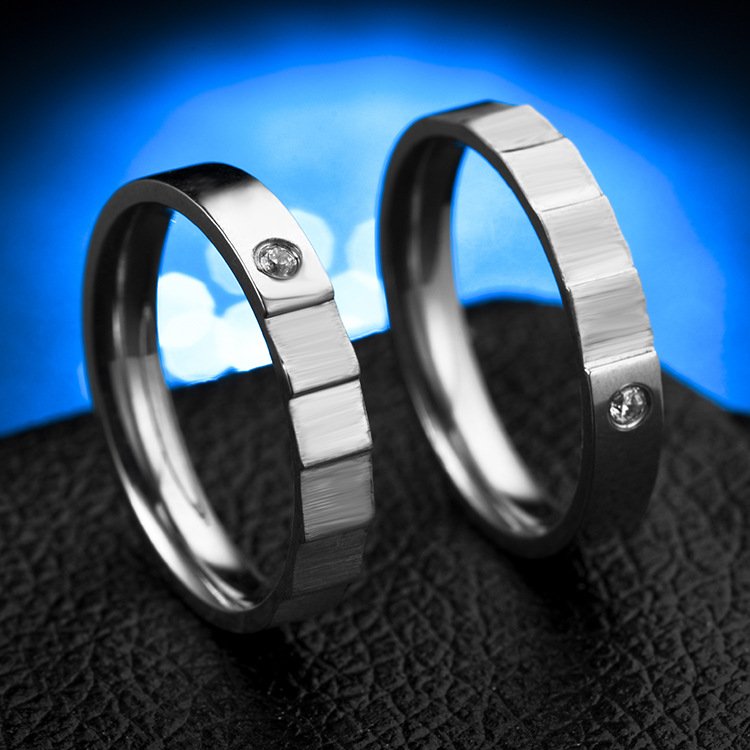 Japanese and Korean fashion titanium steel diamond inlaid ring, personalized and creative stainless steel couple diamond ring, women's European and American jewelry