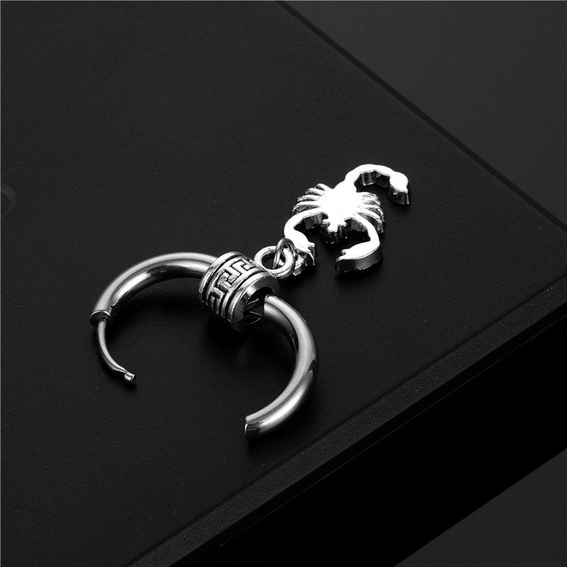 Korean version stainless steel coil earrings scorpion pendant earrings trendy street hip-hop earrings fashionable retro ear accessories