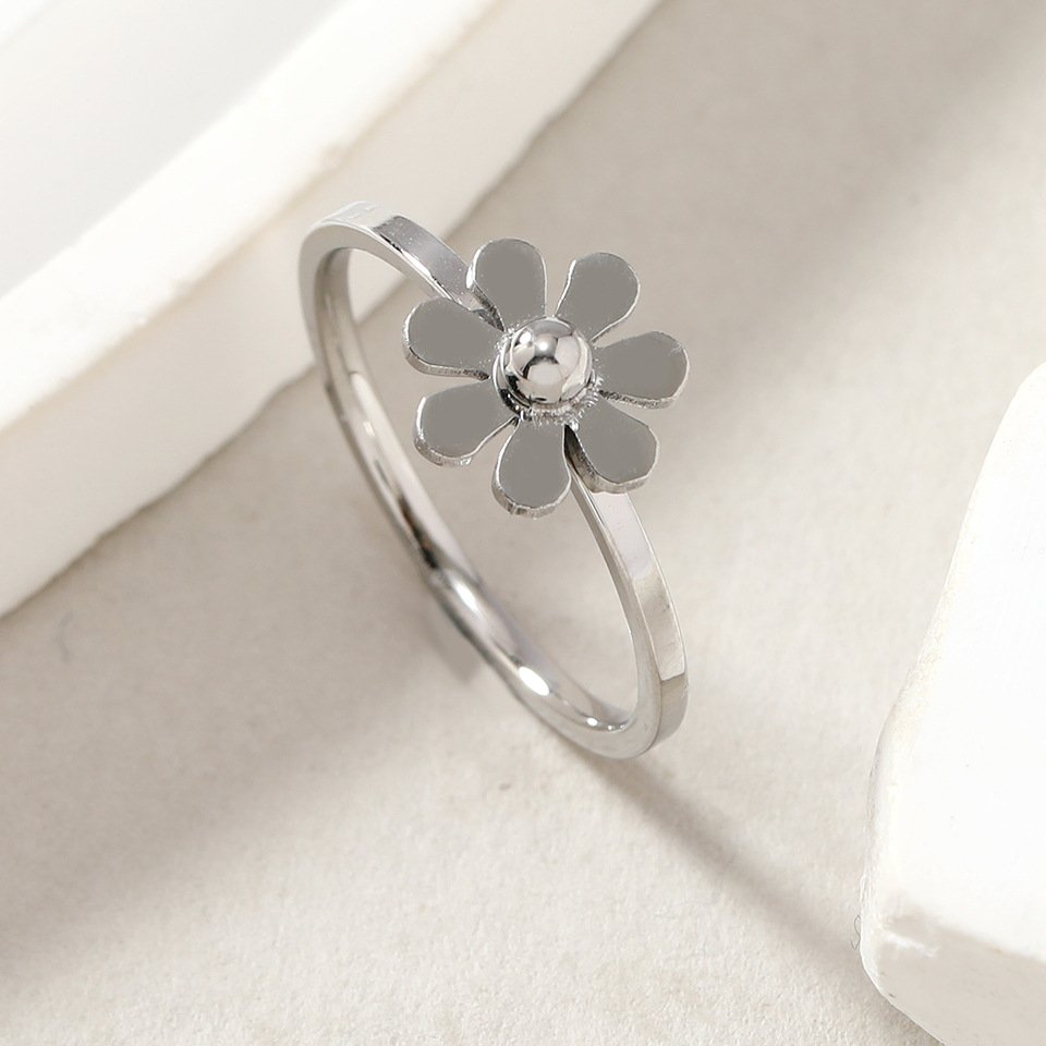 New fashionable titanium steel ring, niche welding plate, daisy flower, cool wind, index finger ring, stainless steel jewelry