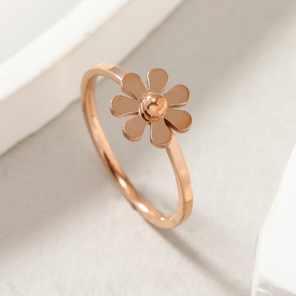 New fashionable titanium steel ring, niche welding plate, daisy flower, cool wind, index finger ring, stainless steel jewelry