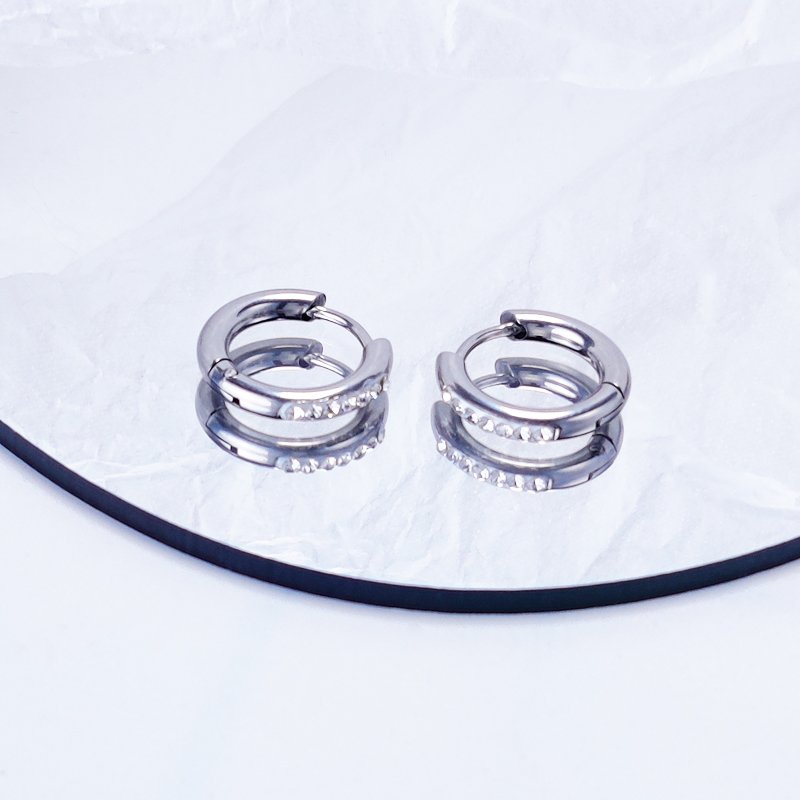 Titanium steel earrings set with diamonds, ins cool style earrings, female couple hip-hop earrings, trendy men's versatile and non fading earrings