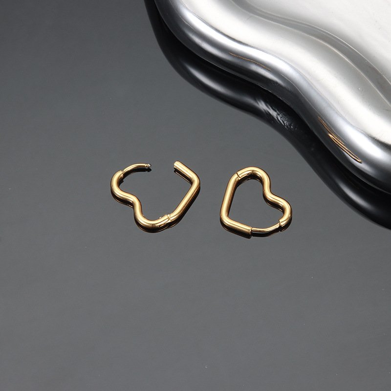 Titanium steel heart-shaped earrings women's stainless steel simple peach heart geometric shaped earrings French style gold-plated earrings