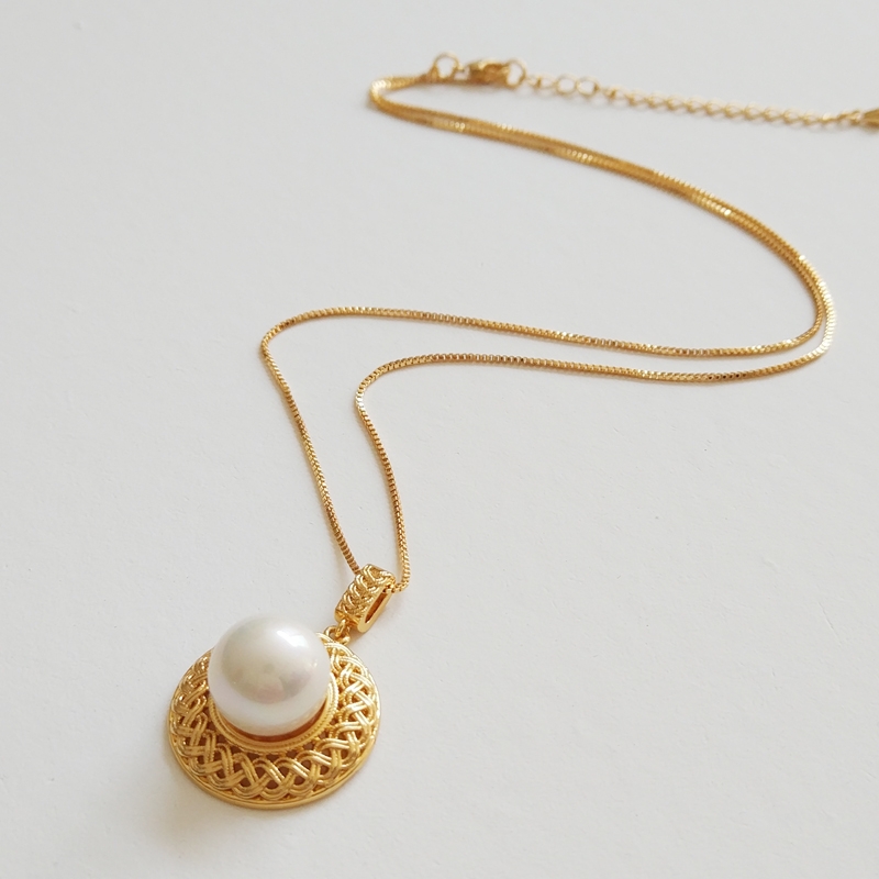 2024 new necklace with high aesthetic value, white collarbone chain, pearl inlaid pendant, straw hat design, elegant and luxurious