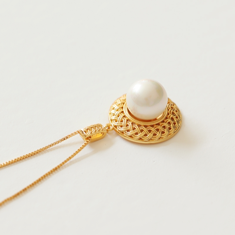 2024 new necklace with high aesthetic value, white collarbone chain, pearl inlaid pendant, straw hat design, elegant and luxurious