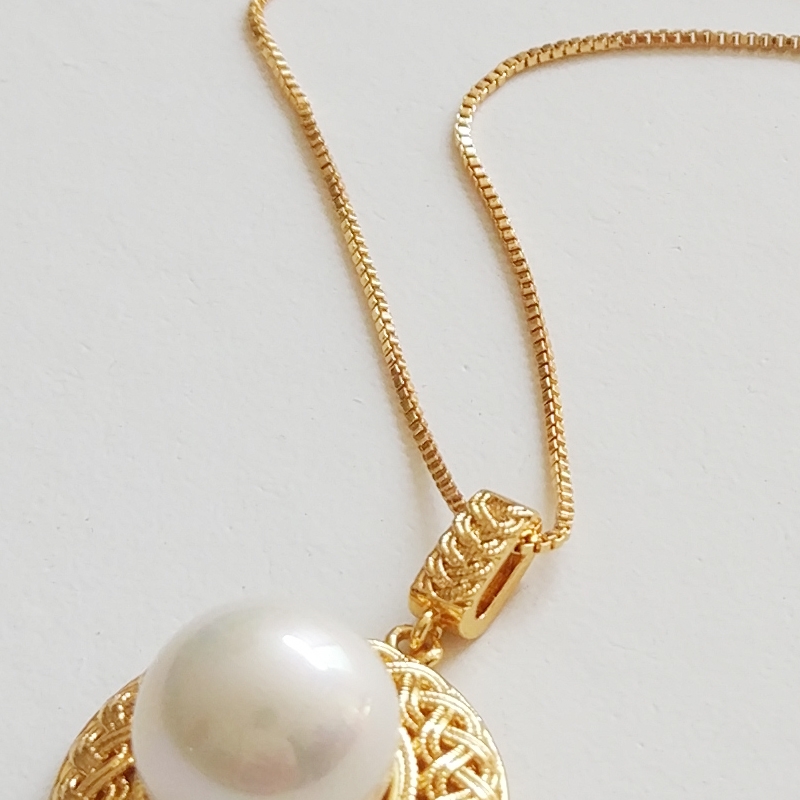 2024 new necklace with high aesthetic value, white collarbone chain, pearl inlaid pendant, straw hat design, elegant and luxurious