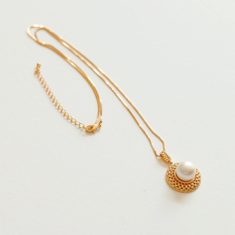 2024 new necklace with high aesthetic value, white collarbone chain, pearl inlaid pendant, straw hat design, elegant and luxurious