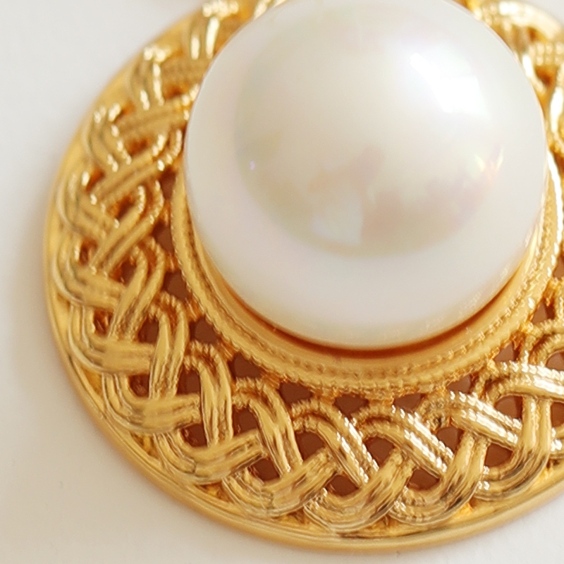 2024 new necklace with high aesthetic value, white collarbone chain, pearl inlaid pendant, straw hat design, elegant and luxurious