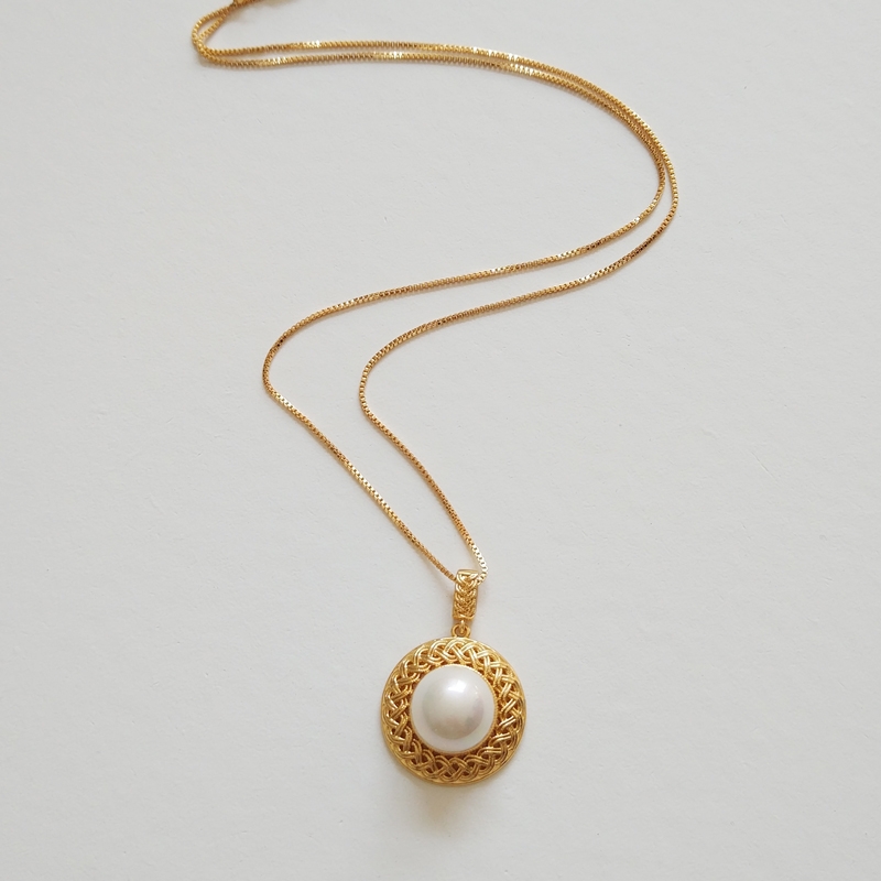 2024 new necklace with high aesthetic value, white collarbone chain, pearl inlaid pendant, straw hat design, elegant and luxurious