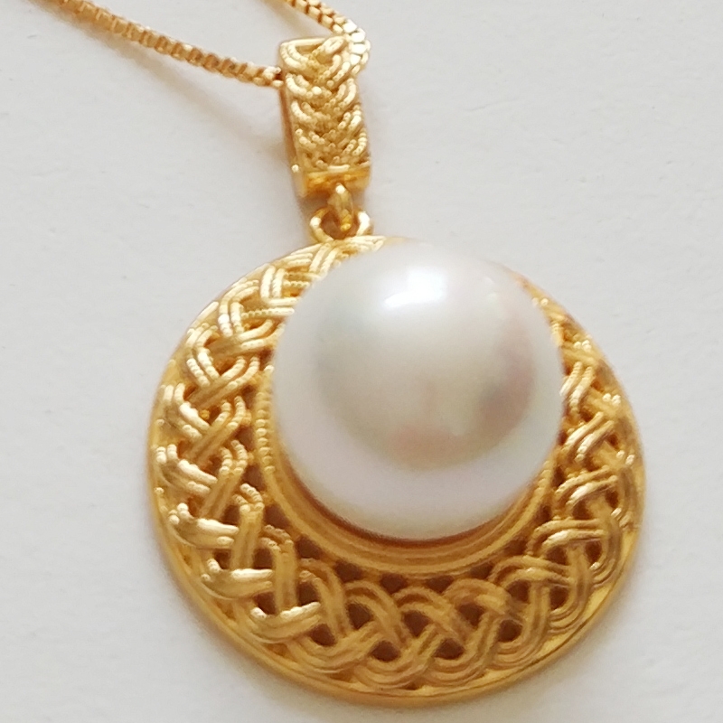 2024 new necklace with high aesthetic value, white collarbone chain, pearl inlaid pendant, straw hat design, elegant and luxurious