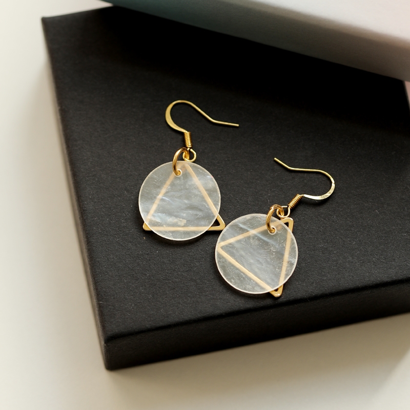 Artistic style, natural simplicity, fashionable white shell earrings, unique and niche design, mother of pearl earrings accessories