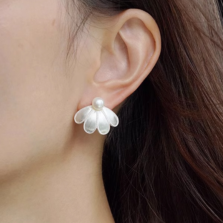 Designer recommends floral pearl earrings, Dong Jie's same petal 925 silver stud post brushed craftsmanship silver earrings for women