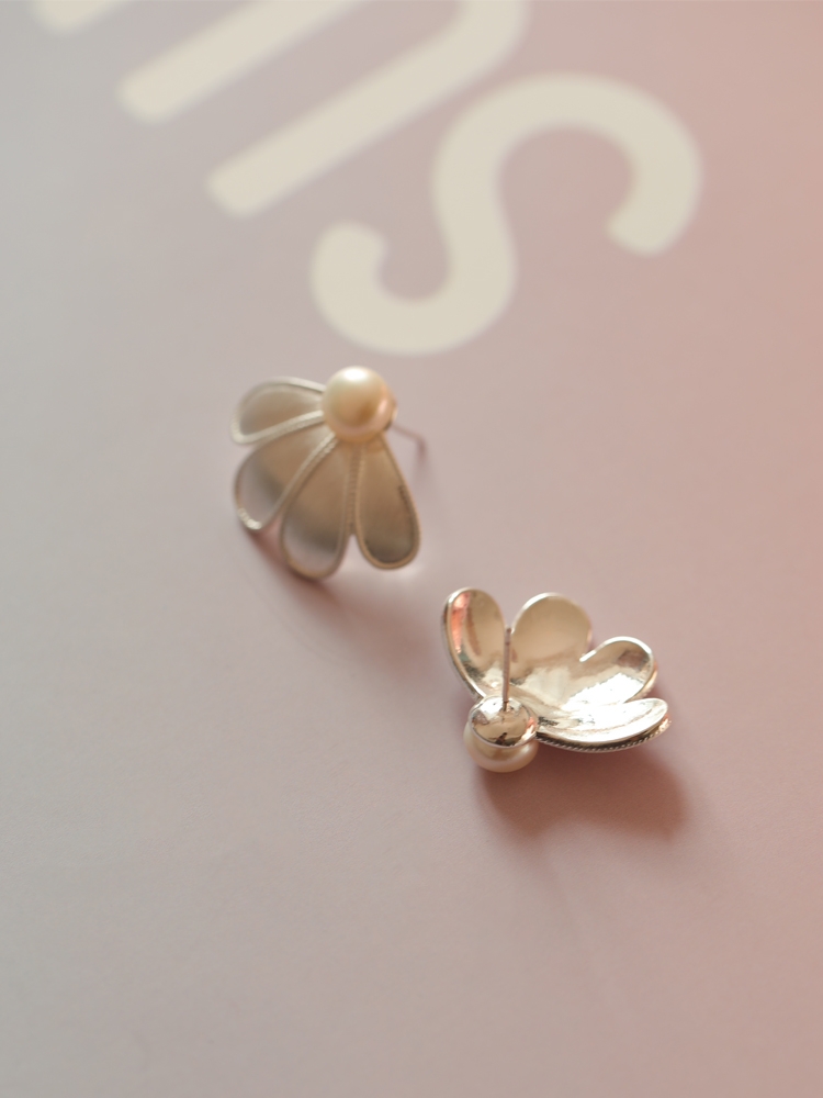 Designer recommends floral pearl earrings, Dong Jie's same petal 925 silver stud post brushed craftsmanship silver earrings for women