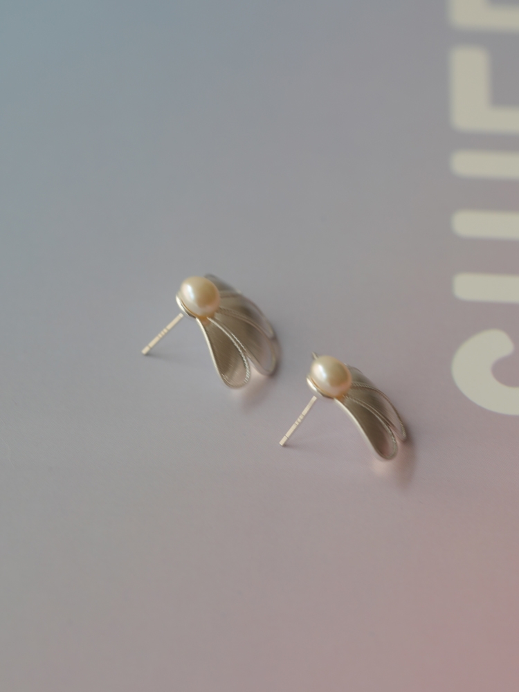 Designer recommends floral pearl earrings, Dong Jie's same petal 925 silver stud post brushed craftsmanship silver earrings for women