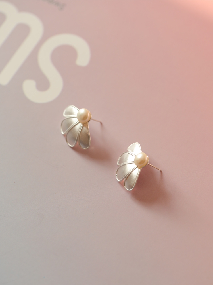 Designer recommends floral pearl earrings, Dong Jie's same petal 925 silver stud post brushed craftsmanship silver earrings for women