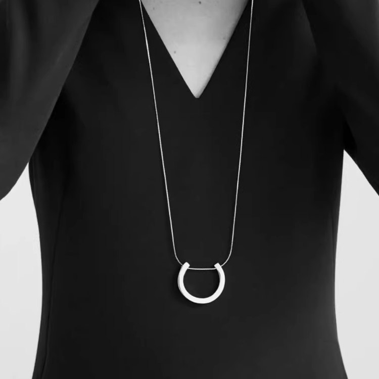 Extremely simple style, high-end fashion, semi-circular shape, geometric necklace pendant, long personalized sweater chain, versatile, hot selling in autumn and winter