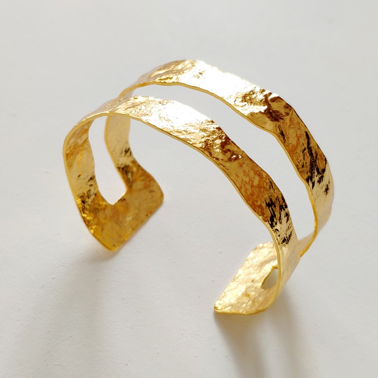 High color retention gold-plated niche design, extremely simple European and American style, exaggerated texture, exaggerated fashion, open mouth bracelet for women