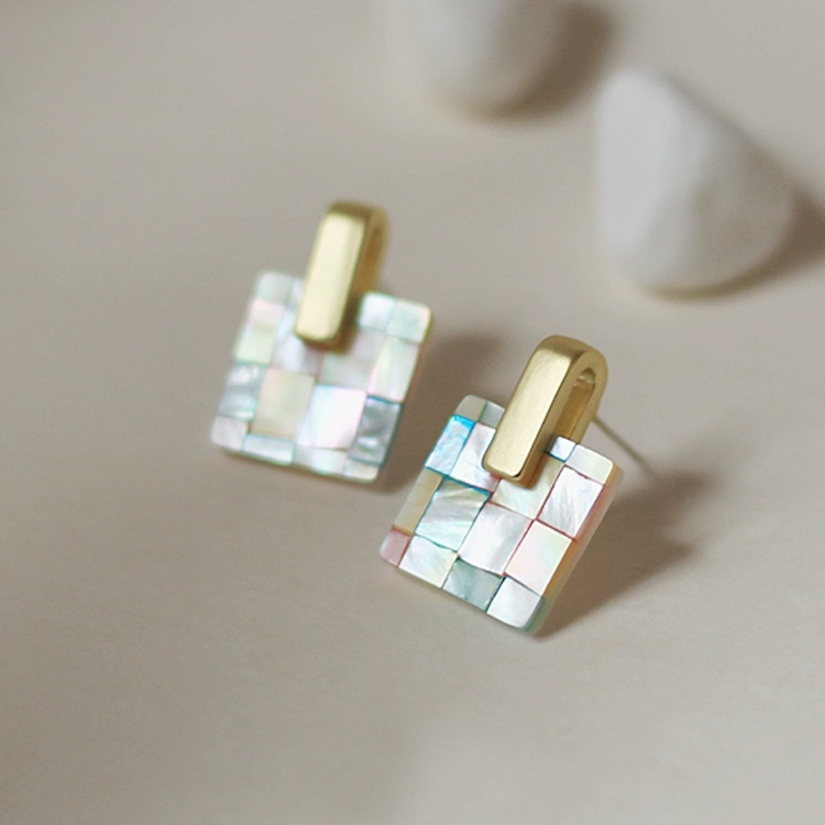 Homemade temperament gentle pure handmade natural mother of pearl earrings fashionable high-end versatile shell earrings niche ear clips