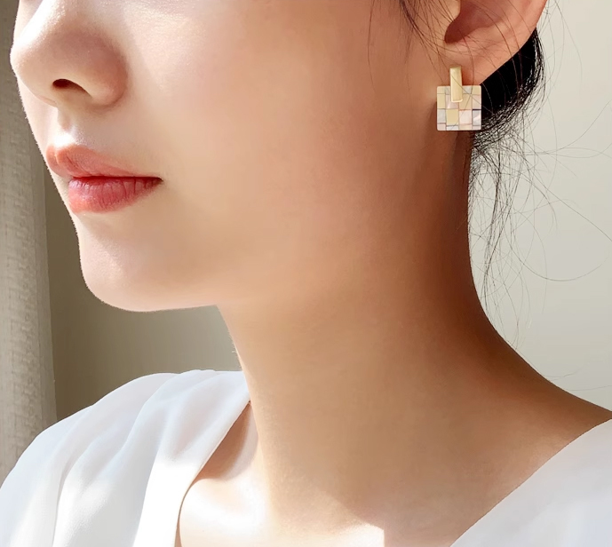 Homemade temperament gentle pure handmade natural mother of pearl earrings fashionable high-end versatile shell earrings niche ear clips