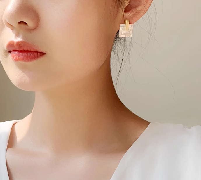 Homemade temperament gentle pure handmade natural mother of pearl earrings fashionable high-end versatile shell earrings niche ear clips