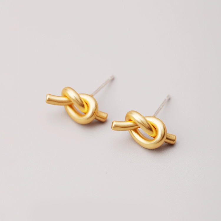 Minimally exquisite and compact knot design, high-end retro fashion, high-end feel, brass gold-plated 925 earrings