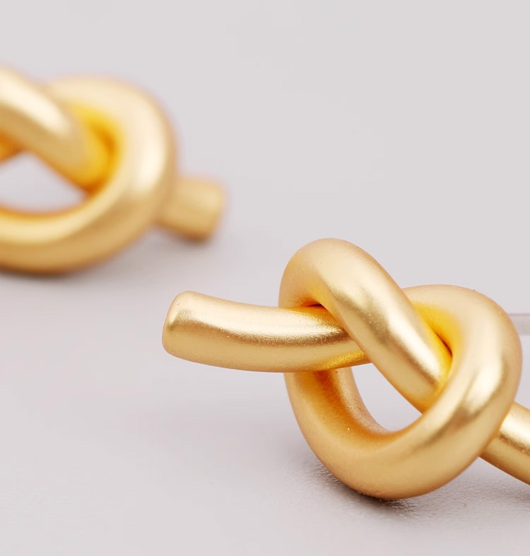 Minimally exquisite and compact knot design, high-end retro fashion, high-end feel, brass gold-plated 925 earrings