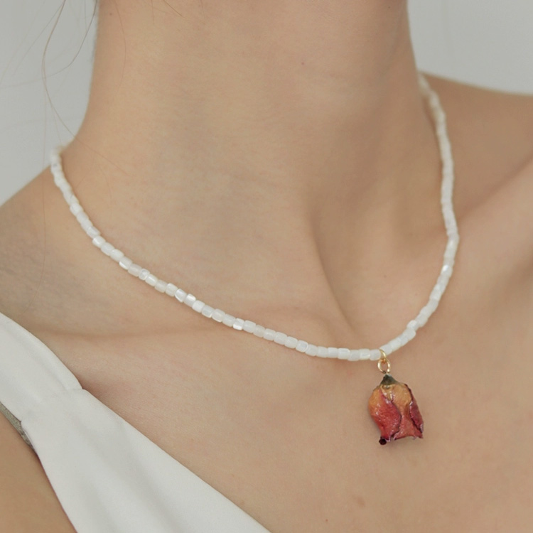 Natural and elegant eternal flower necklace, gentle temperament, rose shell mother necklace, personalized, fashionable, simple and versatile