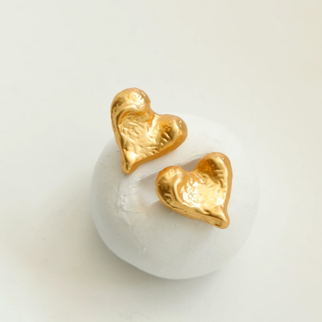 Niche design, hand carved texture, versatile heart, 18k gold-plated earrings for women, small and simple, cool and stylish ear clips