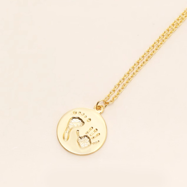 On that day, you created an original design with human body imprints, featuring a cool and minimalist style with a simple pendant and coin necklace