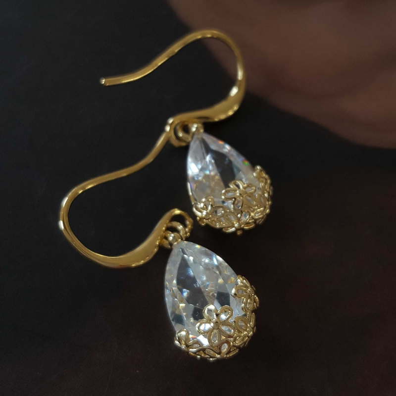 Retro 14K temperament gold simple and versatile super fairy water droplet zircon small earrings artistic style