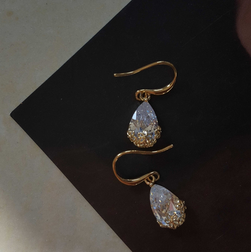 Retro 14K temperament gold simple and versatile super fairy water droplet zircon small earrings artistic style