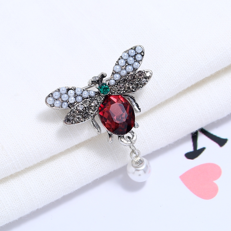 Fashionable, simple and exquisite crystal butterfly pearl small brooch chest flower