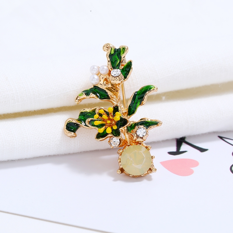 Fashionable, simple and exquisite crystal butterfly pearl small brooch chest flower